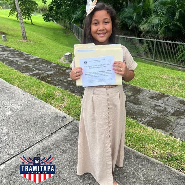Niña clienta de TRAMITAPA con su carta de visa aprobada