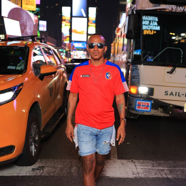 Cliente de TRAMITAPA con camiseta de Panamá en Times Square, Nueva York