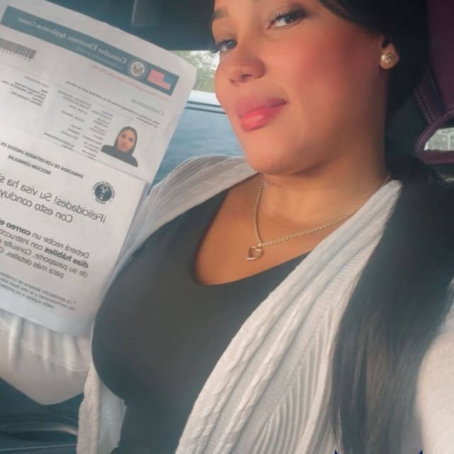 Clienta de TRAMITAPA con su confirmación de visa aprobada