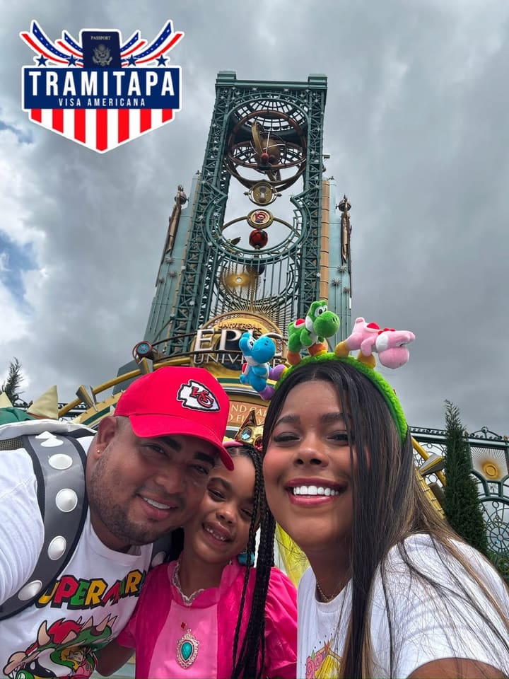 Familia de clientes de TRAMITAPA disfrutando de Universal Epic Universe en Orlando
