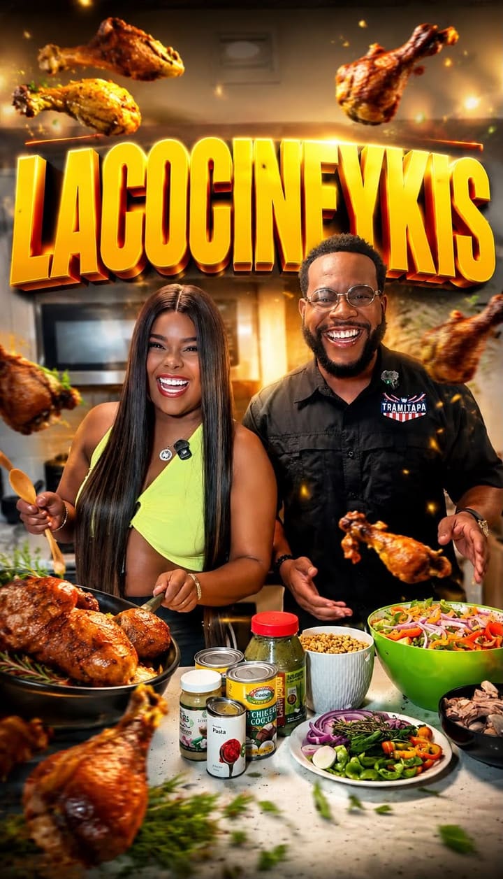 Pareja de LaCocinaYkis, clientes de TRAMITAPA, en su cocina con la camiseta de TRAMITAPA
