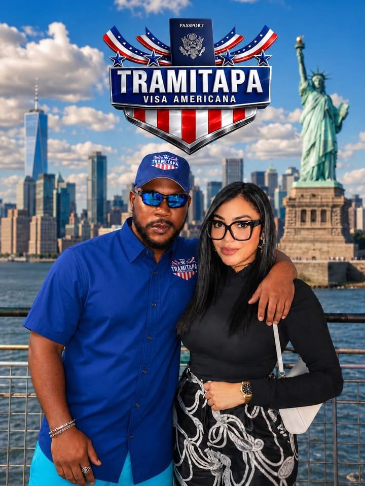 Pareja cliente de TRAMITAPA frente a la Estatua de la Libertad en Nueva York