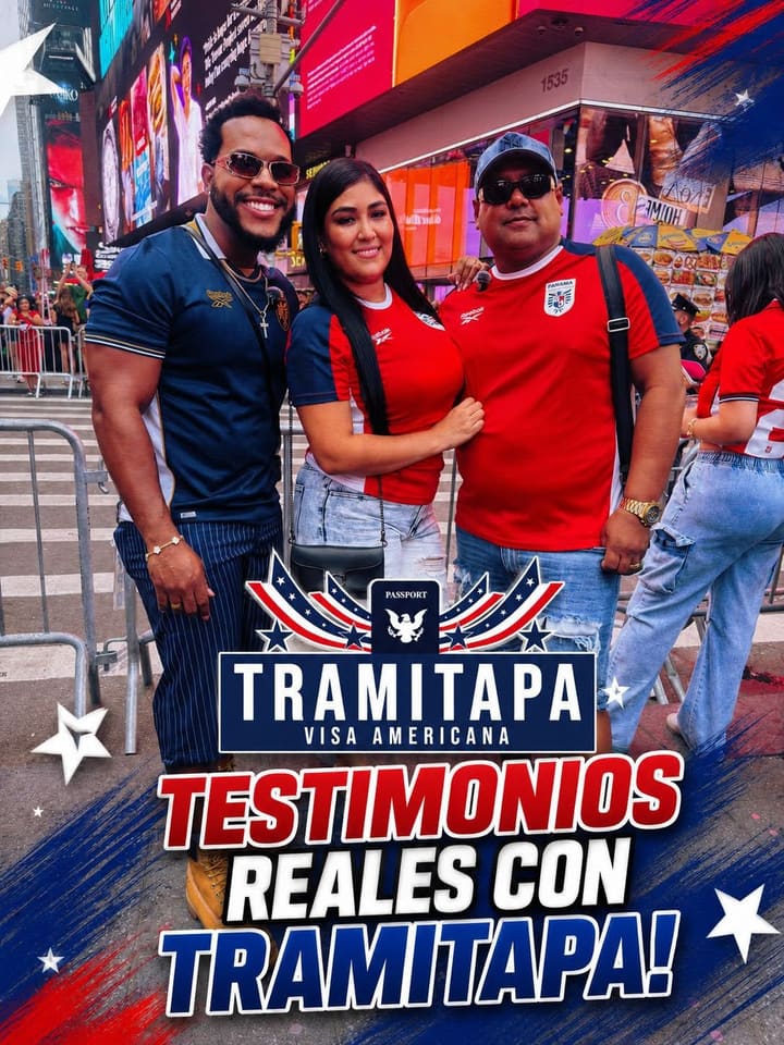 Clientes de TRAMITAPA en Times Square, Nueva York, tras tramitar su visa americana