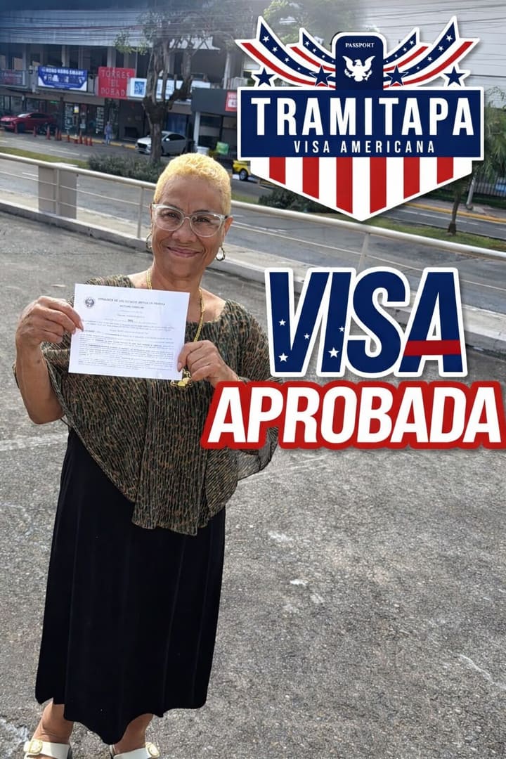 Clienta de TRAMITAPA sosteniendo su carta de visa aprobada en Panamá